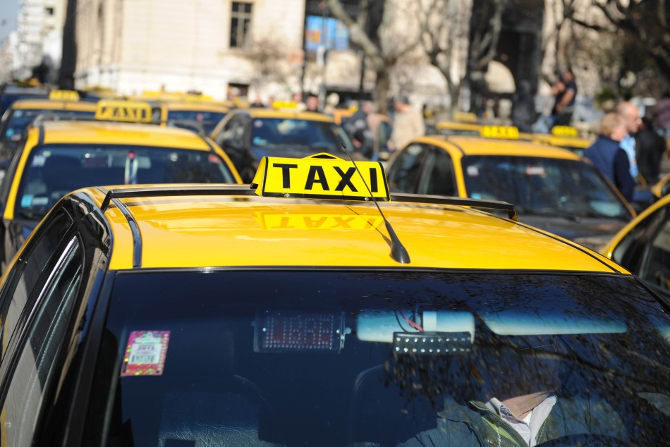 9587 | Taxi - Dir. Gral. de Comunicación Social (Silvio Moriconi)