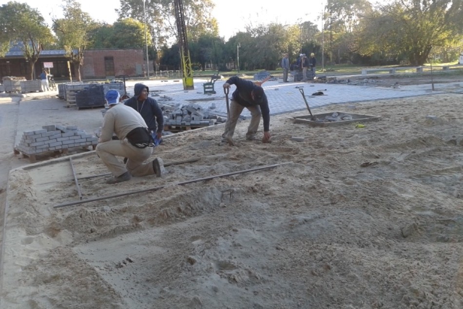 28447 | Se ejecutan trabajos en espacios verdes de barrio Fisherton - Centro Municipal Distrito Noroeste