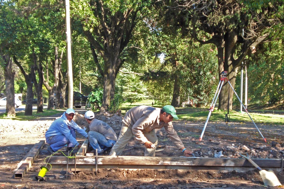 28448 | Se ejecutan trabajos en espacios verdes de barrio Fisherton - Centro Municipal Distrito Noroeste