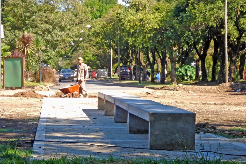 28449 | Se ejecutan trabajos en espacios verdes de barrio Fisherton - Centro Municipal Distrito Noroeste