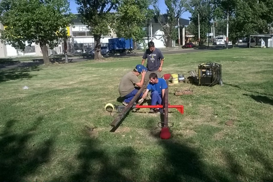 28451 | Se ejecutan trabajos en espacios verdes de barrio Fisherton - Centro Municipal Distrito Noroeste