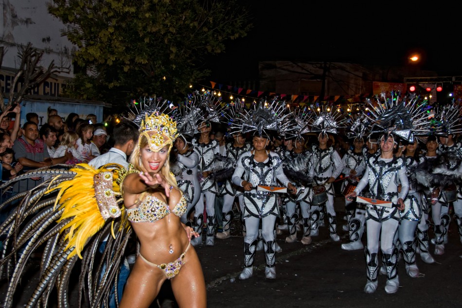 74387 | La reina y sus seguidores llenaron de color la noche -