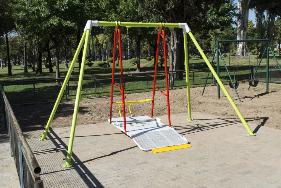 85076 | Junto a la ONG Sin Barreras, la Municipalidad inaugura un nuevo juego integrador - Secretaría de Ambiente y Espacio Público (Juan Pablo Allegue)