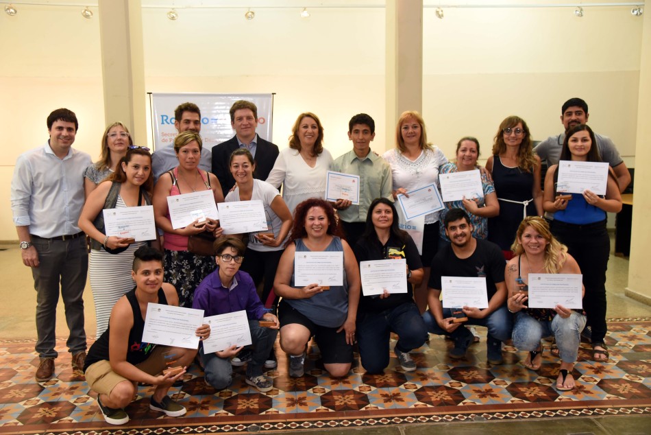 117578 | Entrega de certificados de Diseño y Confección de Indumentaria - Dir. Gral. de Comunicación Social (Silvio Moriconi)
