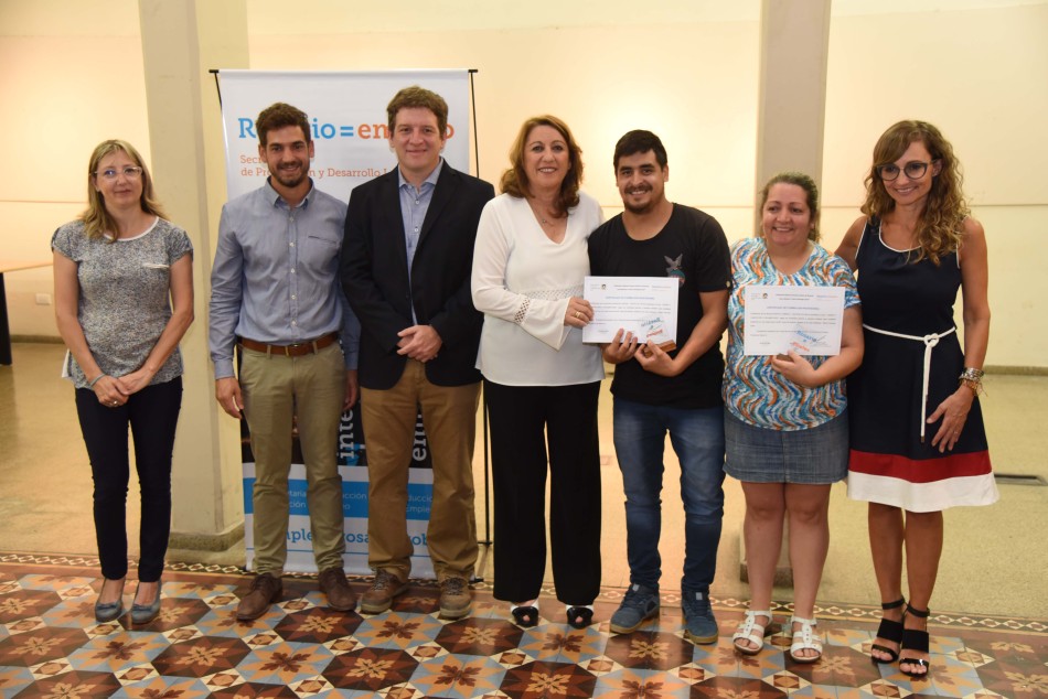 117579 | Entrega de certificados de Diseño y Confección de Indumentaria - Dir. Gral. de Comunicación Social (Silvio Moriconi)