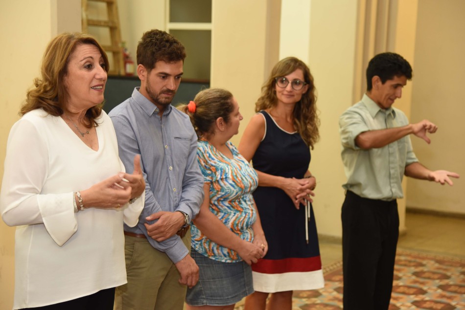117581 | Entrega de certificados de Diseño y Confección de Indumentaria - Dir. Gral. de Comunicación Social (Silvio Moriconi)