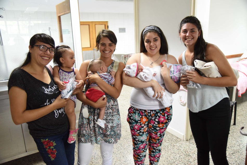 117827 | Nueva Oportunidad: jóvenes del taller de diseño de indumentaria repartieron donaciones - Dir. Gral. de Comunicación Social (Silvio Moriconi)