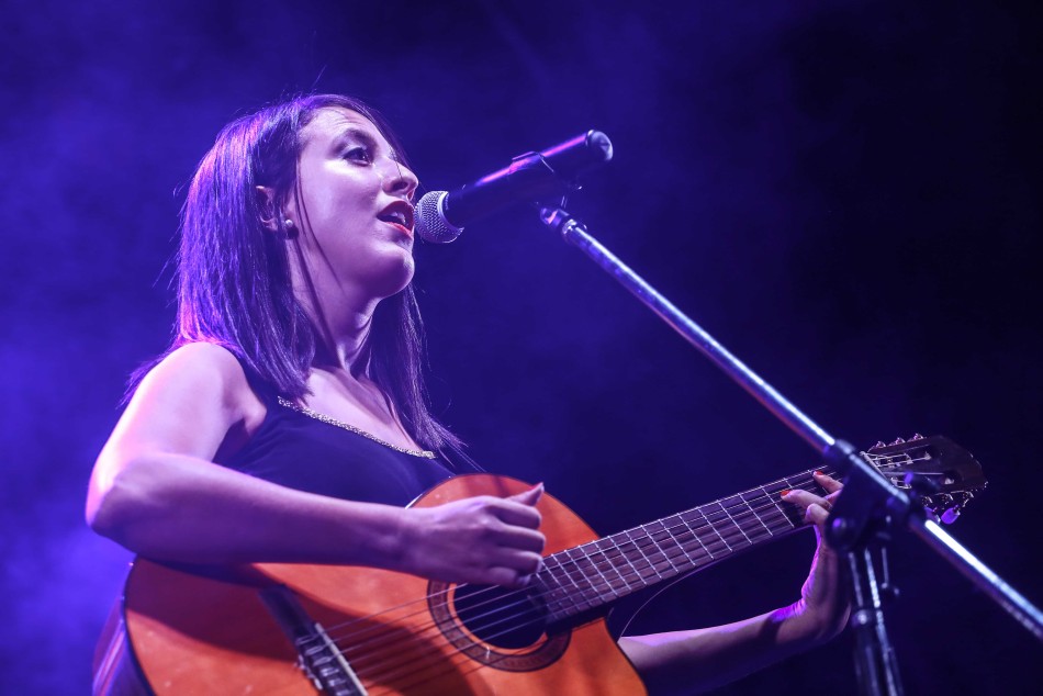 127135 | Majo Clutet en las escalinatas del Parque España - Sec. de Cultura y Educación (Guillermo Turin Bootello)