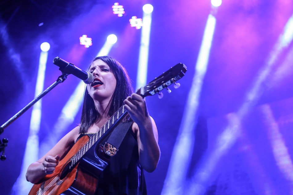 127134 | Majo Clutet en las escalinatas del Parque España - Sec. de Cultura y Educación (Guillermo Turin Bootello)