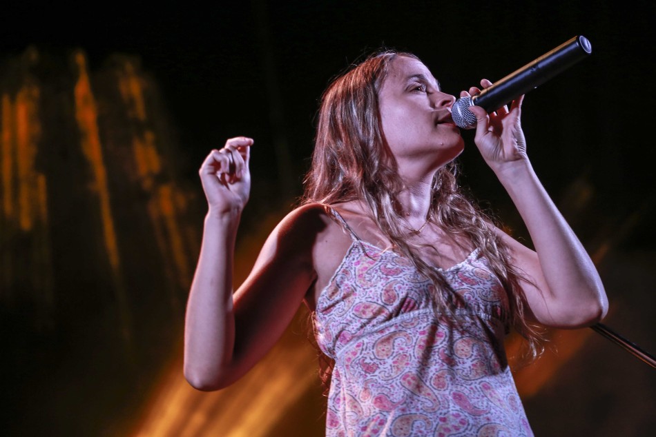 127136 | Silvana Grosso en las escalinatas del Parque España - Sec. de Cultura y Educación (Guillermo Turin Bootello)