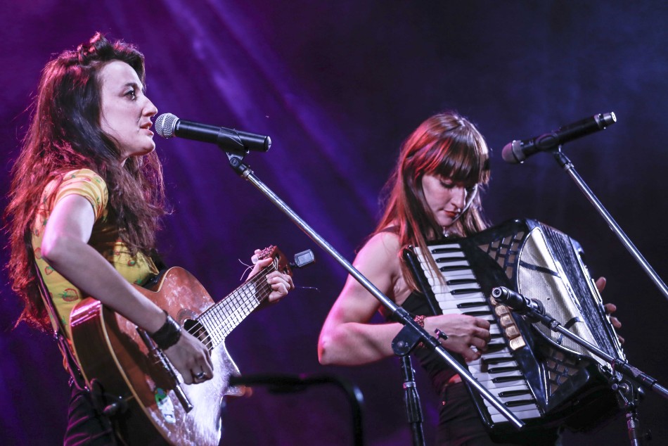 127133 | Carmela y Ambrosia en las escalinatas del Parque España - Sec. de Cultura y Educación (Guillermo Turin Bootello)