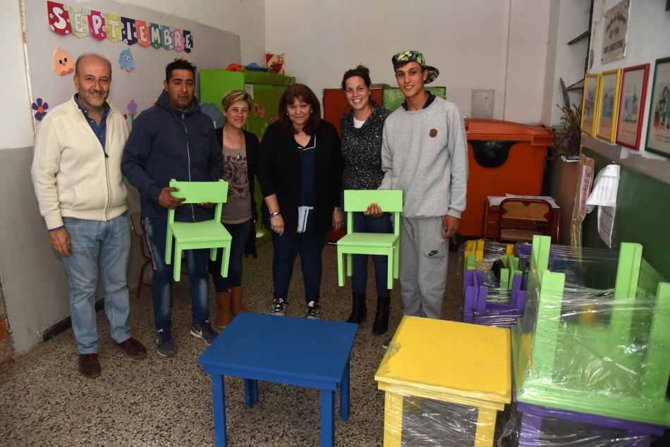 161913 | Entrega de mobiliario fabricado por jóvenes del plan Nueva Oportunidad - Subsecretaría de Comunicación Social (Franco Trovato)