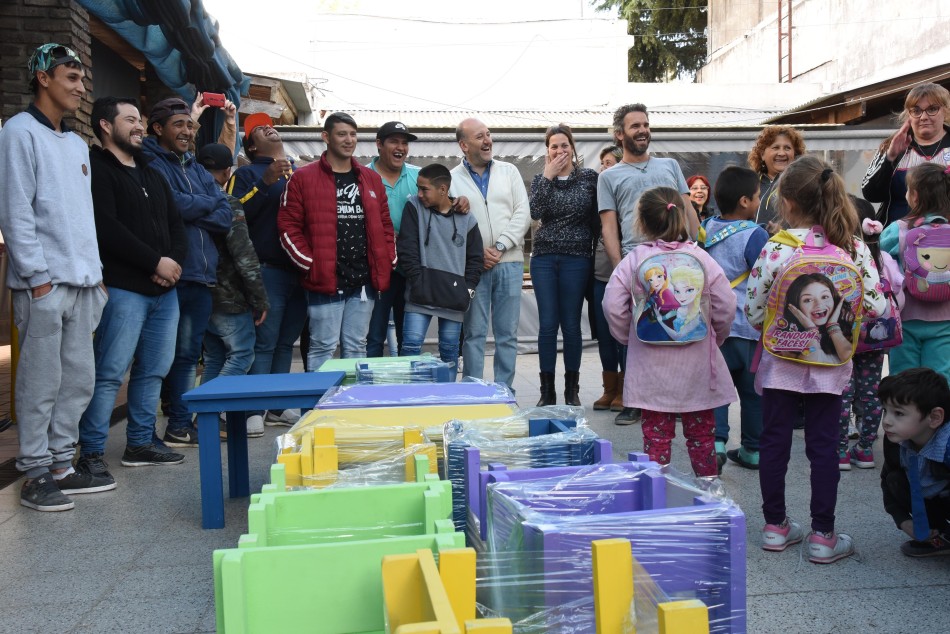 161915 | Entrega de mobiliario fabricado por jóvenes del plan Nueva Oportunidad - Subsecretaría de Comunicación Social (Franco Trovato)