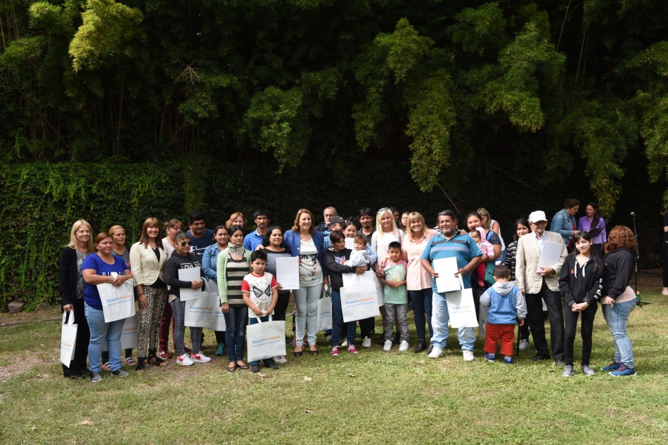 192194 | Entrega de 120 escrituras a vecinos de distintos barrios - Subsecretaría de Comunicación Social (Silvio Moriconi)