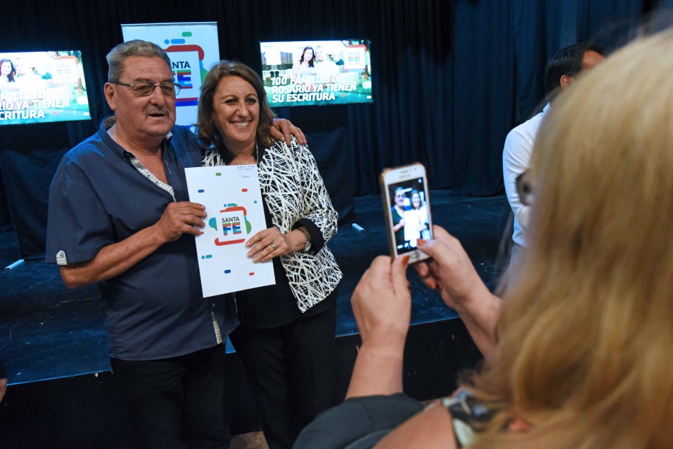 193678 | Entrega Escrituras CMD Oeste  - Subsecretaría de Comunicación Social (Marcelo Beltrame)