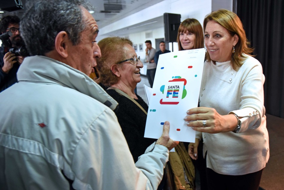 200552 | Entrega Escrituras Barrios Fonavi  - Subsecretaría de Comunicación Social (Marcelo Beltrame)