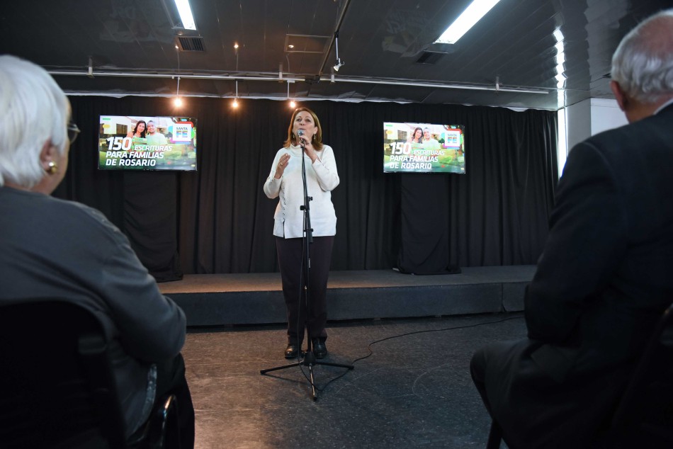 200548 | Entrega Escrituras Barrios Fonavi  - Subsecretaría de Comunicación Social (Marcelo Beltrame)