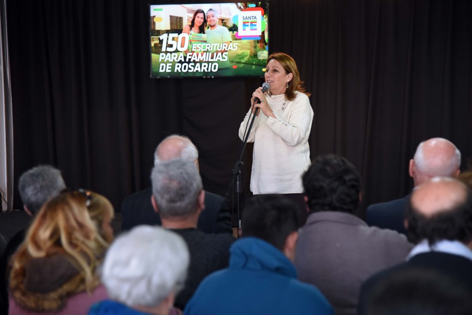 200547 | Entrega Escrituras Barrios Fonavi  - Subsecretaría de Comunicación Social (Marcelo Beltrame)