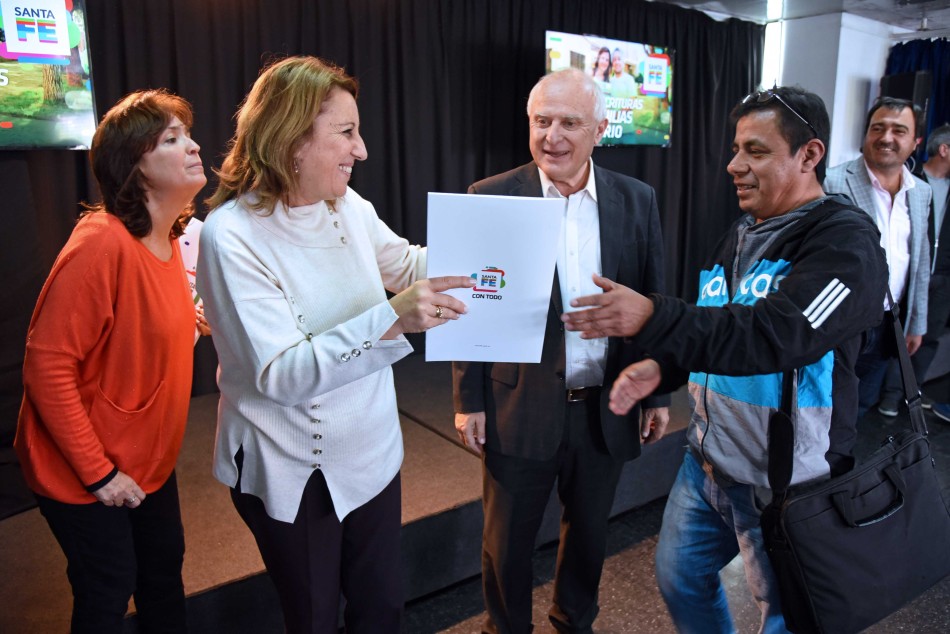 200551 | Entrega Escrituras Barrios Fonavi  - Subsecretaría de Comunicación Social (Marcelo Beltrame)