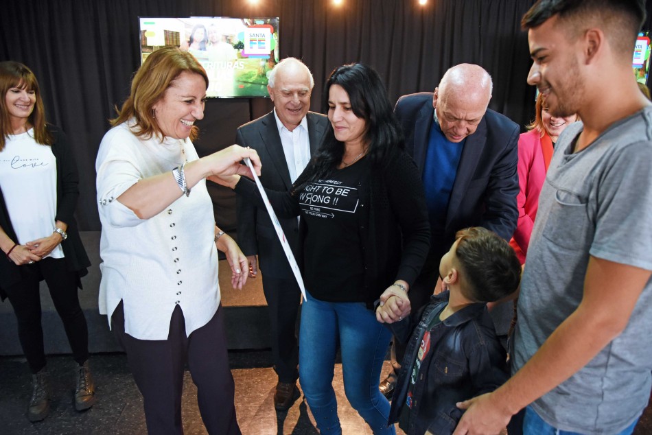 200553 | Entrega Escrituras Barrios Fonavi  - Subsecretaría de Comunicación Social (Marcelo Beltrame)