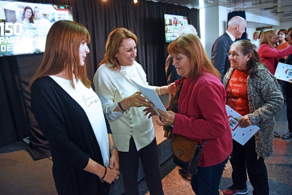 200554 | Entrega Escrituras Barrios Fonavi  - Subsecretaría de Comunicación Social (Marcelo Beltrame)