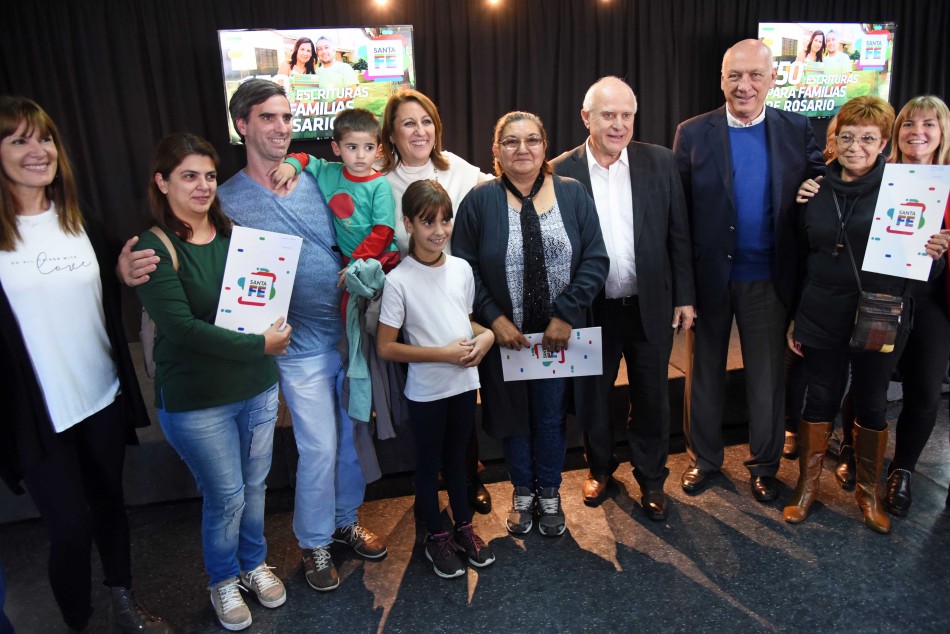 200555 | Entrega Escrituras Barrios Fonavi  - Subsecretaría de Comunicación Social (Marcelo Beltrame)