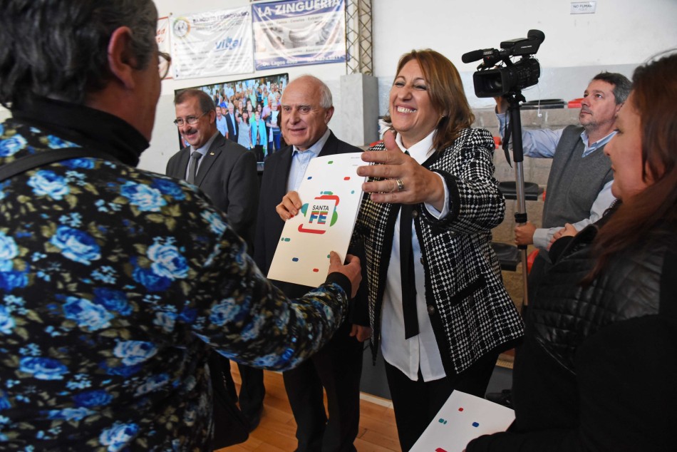 208813 | Entrega Escrituras  - Subsecretaría de Comunicación Social (Marcelo Beltrame)