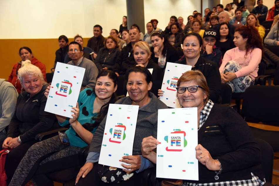 209949 | Entregas de 200 escrituras Bº Santa Lucía - Subsecretaría de Comunicación Social (Silvio Moriconi)