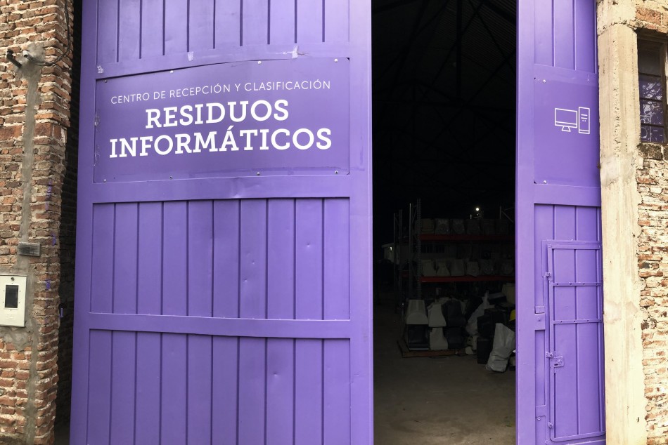 211675 | En el galpón se recuperan los materiales informáticos que entregan los vecinos - Juan Pablo Allegue