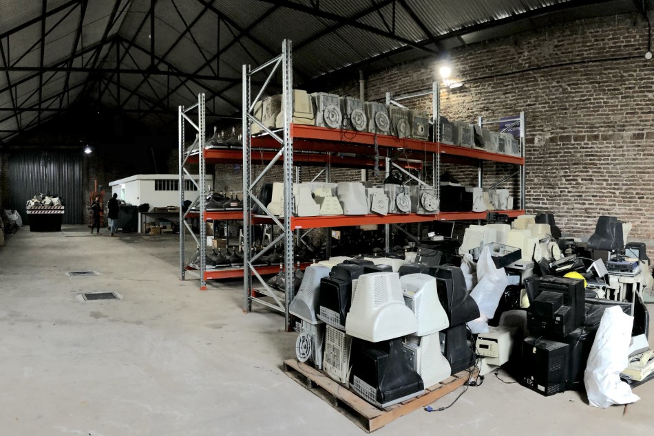 211674 | En el galpón se recuperan los materiales informáticos que entregan los vecinos - Juan Pablo Allegue