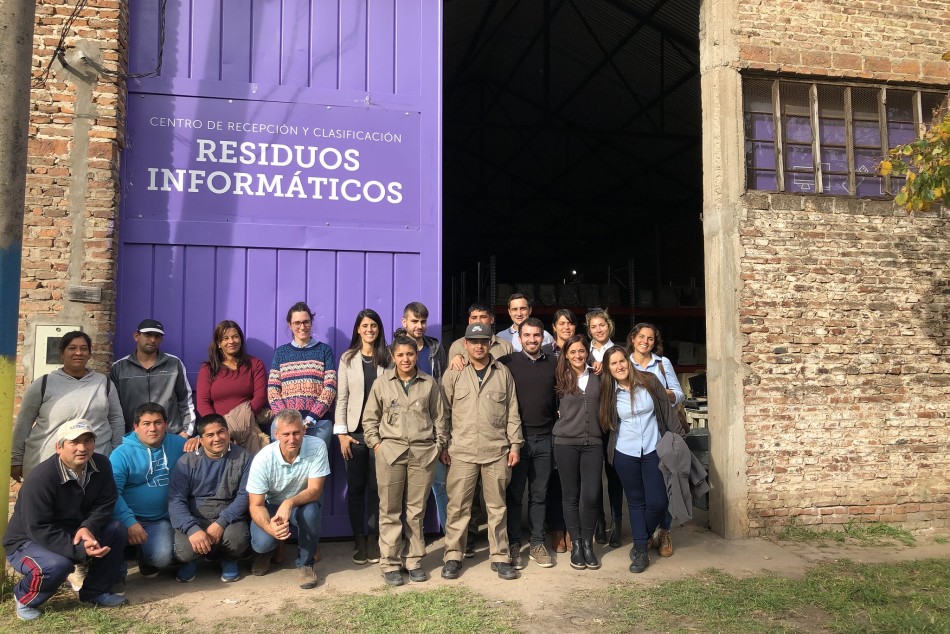 211678 | En el galpón se recuperan los materiales informáticos que entregan los vecinos - Juan Pablo Allegue