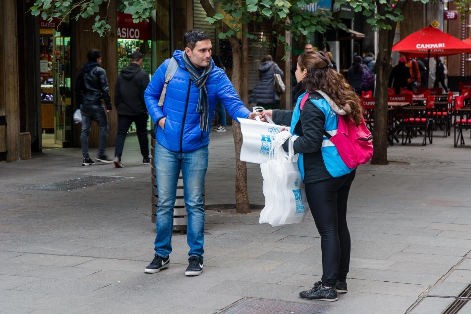212469 | Divulgadores del municipio entregaron bolsas ecológicas a vecinos y vecinas - Juan Pablo Allegue