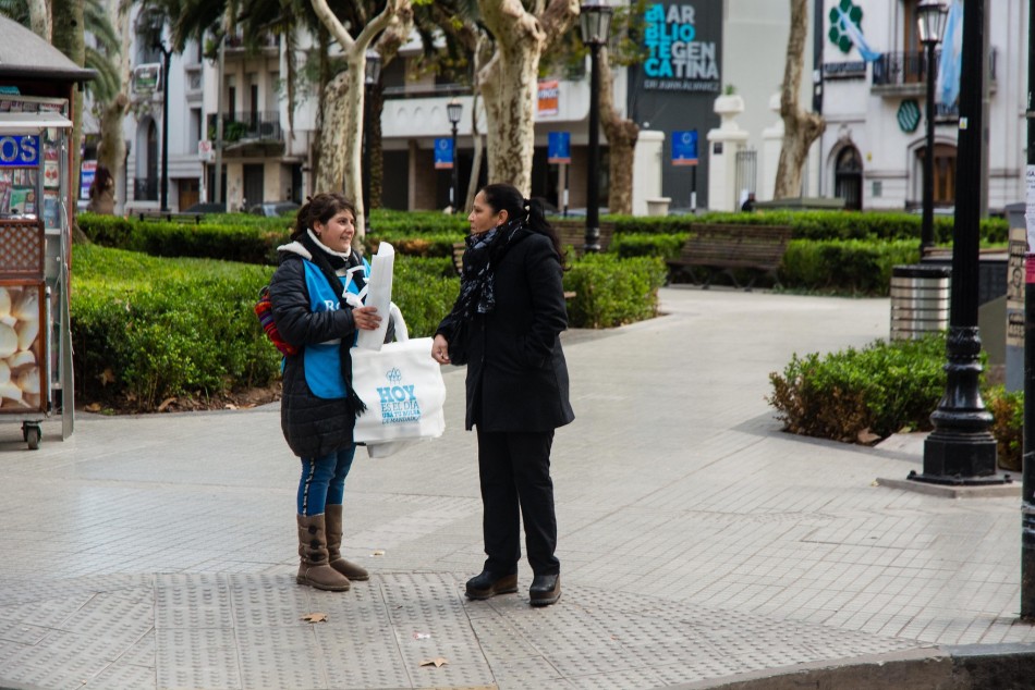 212471 | Divulgadores del municipio entregaron bolsas ecológicas a vecinos y vecinas - Juan Pablo Allegue