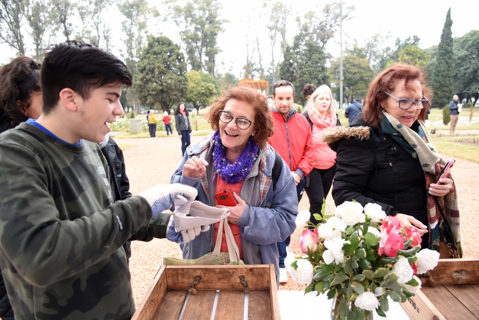 213418 | Entrega de rosales parque Independencia - Subsecretaría de Comunicación Social (Silvio Moriconi)