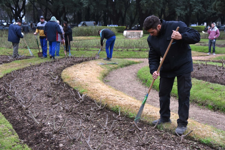 213422 | Entrega de rosales parque Independencia - Subsecretaría de Comunicación Social (Silvio Moriconi)