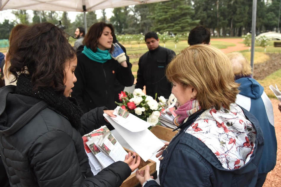 213420 | Entrega de rosales parque Independencia - Subsecretaría de Comunicación Social (Silvio Moriconi)