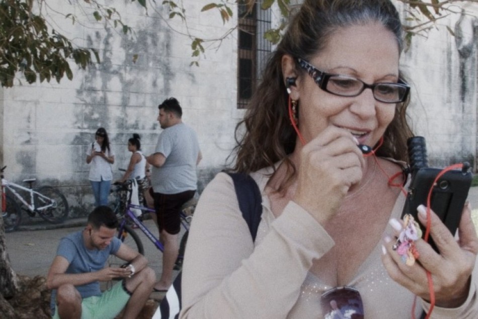 275266 | El día de los conectados - Dirección: Carles Bosch, Nabil Ballahsene, Sara Rancaño y José M. R -