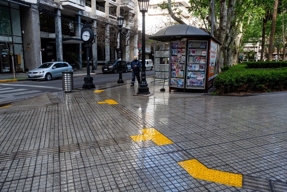 279608 | El municipio señalizó las guías táctiles de la plaza Pringles y el Paseo de Siglo  - Municipalidad de Rosario
