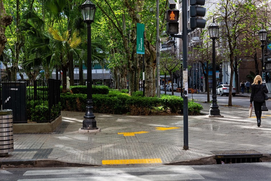 279609 | El municipio señalizó las guías táctiles de la plaza Pringles y el Paseo de Siglo  - Municipalidad de Rosario