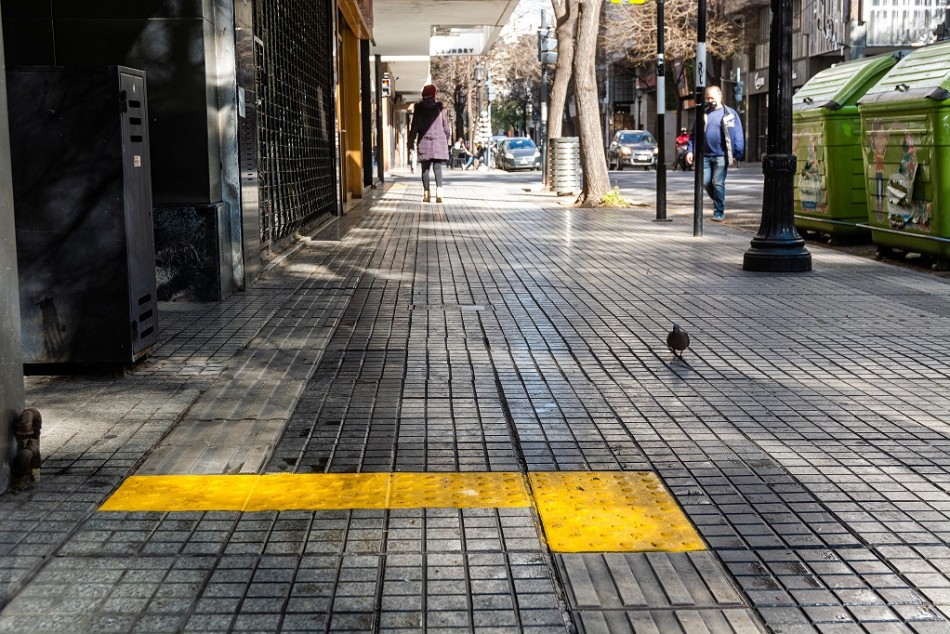 279610 | El municipio señalizó las guías táctiles de la plaza Pringles y el Paseo de Siglo  - Municipalidad de Rosario
