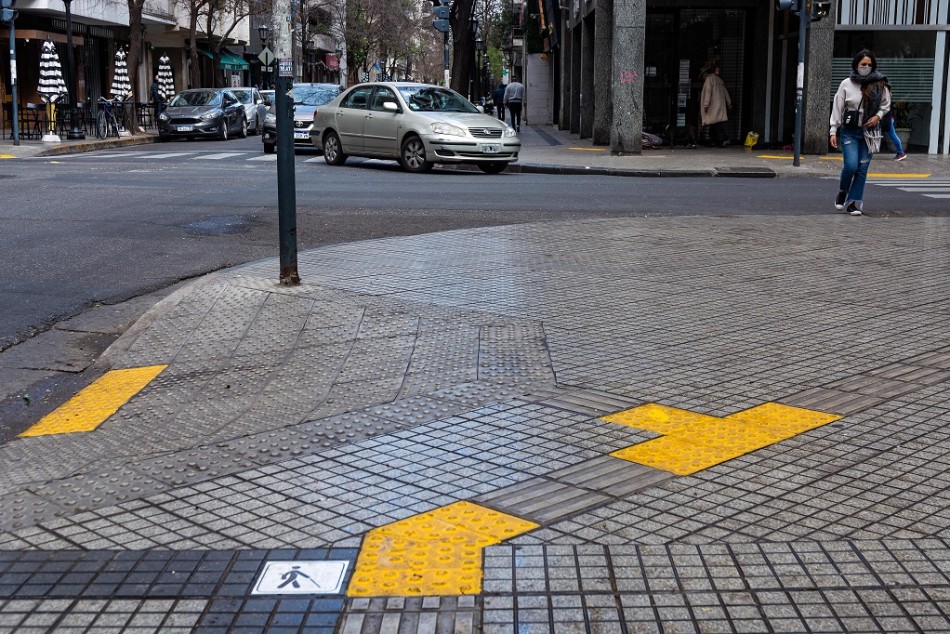 279612 | El municipio señalizó las guías táctiles de la plaza Pringles y el Paseo de Siglo  - Municipalidad de Rosario