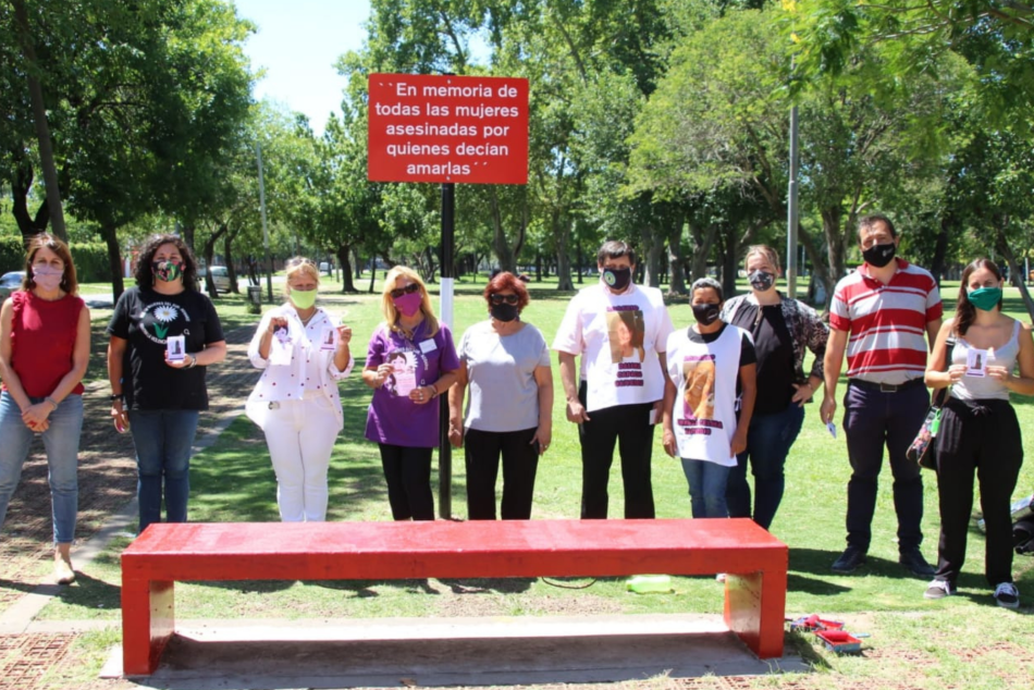 296865 | Primer banco rojo en el Paseo de la Mujer - Distrito Sur - Mariana Terrile