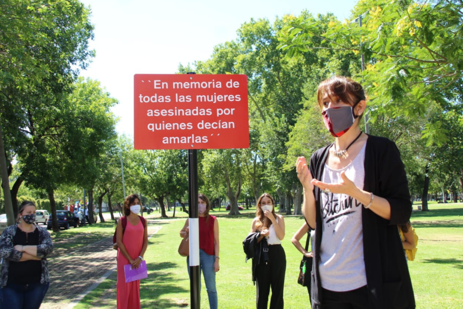296867 | Primer banco rojo en el Paseo de la Mujer - Distrito Sur - Mariana Terrile