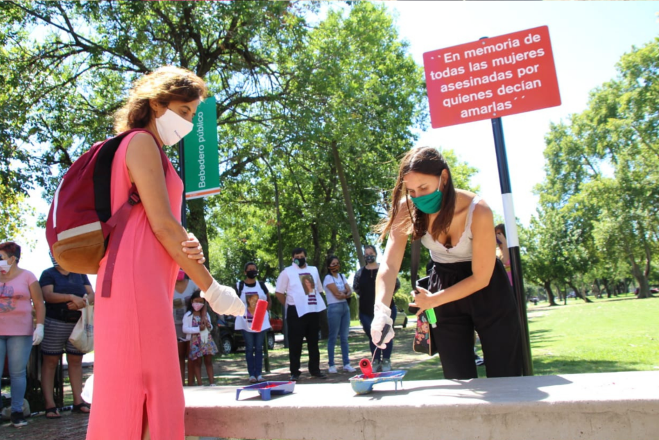 296870 | Primer banco rojo en el Paseo de la Mujer - Distrito Sur - Mariana Terrile