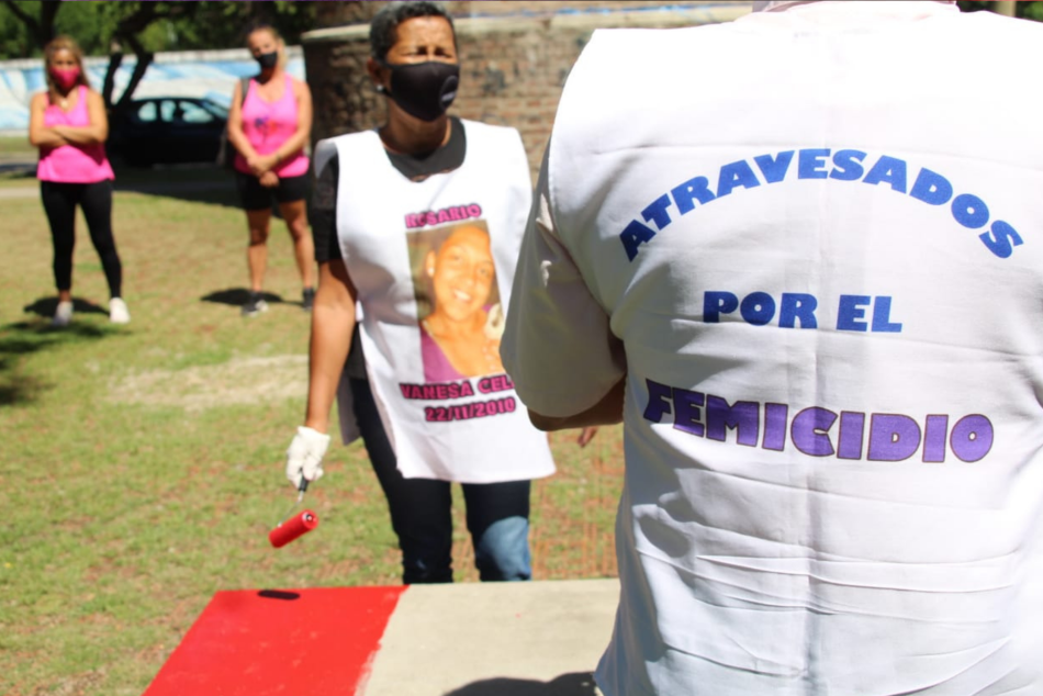 296872 | Primer banco rojo en el Paseo de la Mujer - Distrito Sur - Mariana Terrile