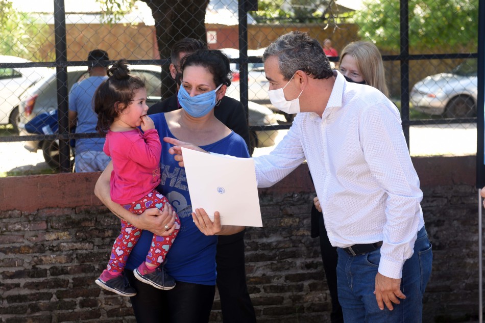 303637 | Entregas de escrituras en Molino Blanco - Subsecretaría de Comunicación Social (Silvio Moriconi)