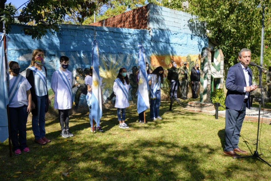 304005 | El intendente participó de un emotivo acto en la plaza Soldado Desza - Municipalidad de Rosario