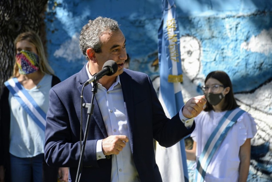 304007 | El intendente participó de un emotivo acto en la plaza Soldado Desza - Municipalidad de Rosario