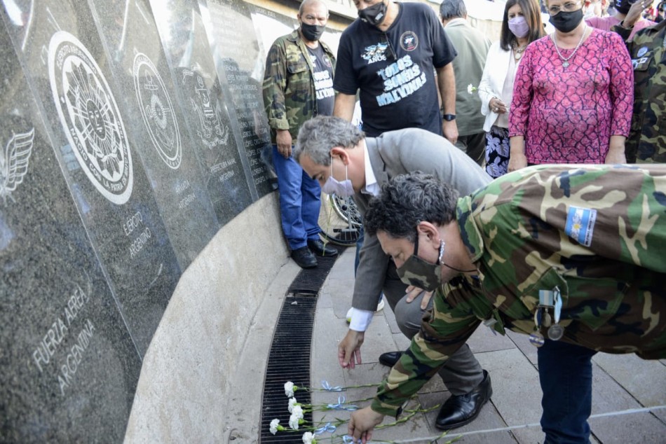 304032 | El intendente encabezó el acto por el Día del Veterano y de los Caídos en la guerra de Malvinas - Municipalidad de Rosario