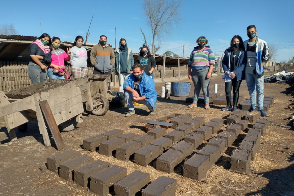 316076 | Jornada de construcción de ladrillos para hacer estufas SARA -